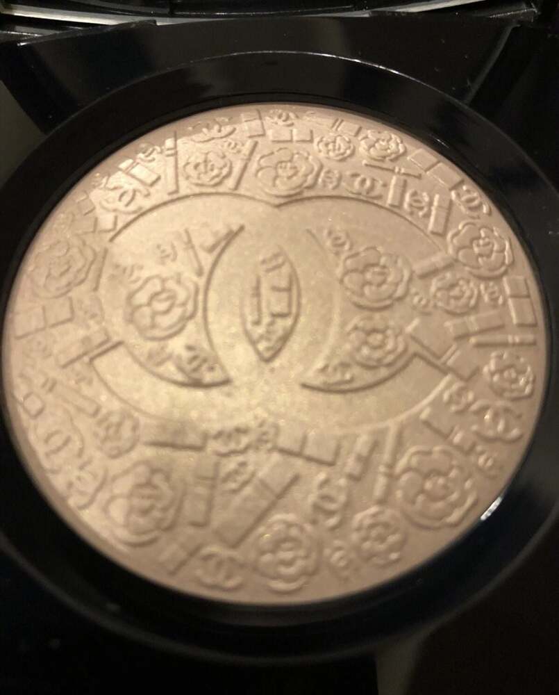CHANEL Poudre Signee De Chanel Illuminating Powder Highlighter Camelia